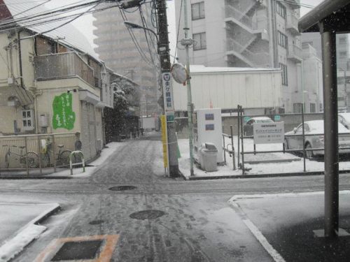 gaijinjapanigans:Snowy morning in Tokyo.