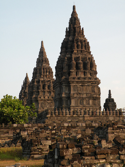 Candi Prambanan, the largest hindu temple in Indonesia (by twiga_swala).