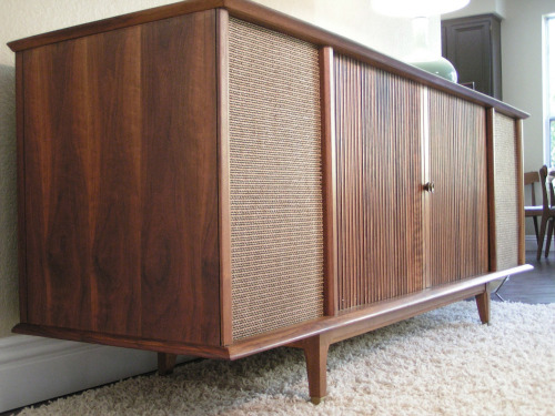 midcenturymodernfreak:  Curtis Mathes Teak Console Source: sleekandsimplelines.com 