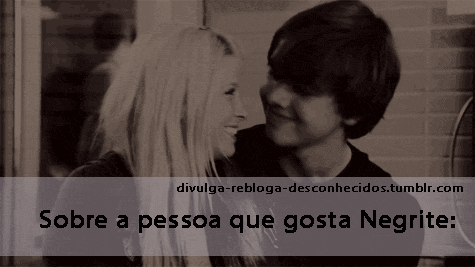 Tem cabelo escuro; Tem calo claro; Essa pessoa é alta; Essa pessoa é mediana;