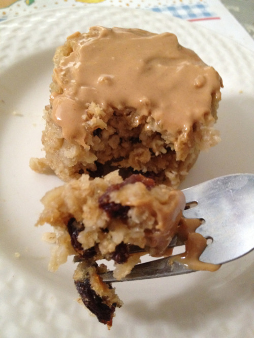 wakeuphealthy: Rena’s Oatmeal Cupcake/Muffin Ingredients: -¼ cup oatmeal -1/8 cup carbonated water -