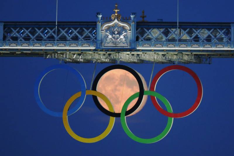 jtotheizzoe:  brooklynmutt:  Whoa! The full moon rises through the Olympic Rings