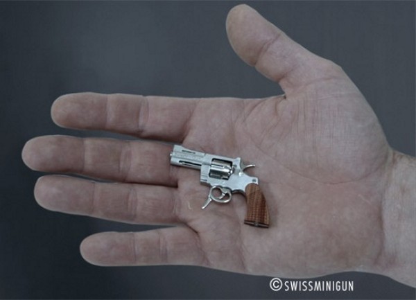 wickedgadgets:  The World’s Smallest Fully-Functioning Firearm.