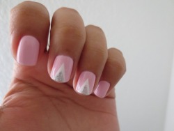 beautylish:  Cute chevron nails by Andrea M.! 