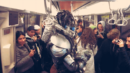 nomedarisa:  ¿No odias cuando el metro va lleno y con un predator?             
