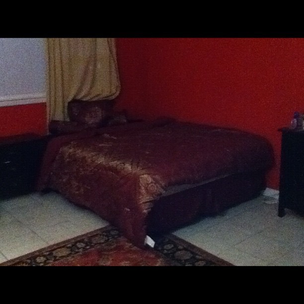 The Ice Queen got a Queen size bed ❤💁👑 #bedroom #red #dragqueen  (Taken with