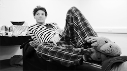 canihazza-horanhug:  can we just take a minute to appreciate the fact that louis has moose slippers.  