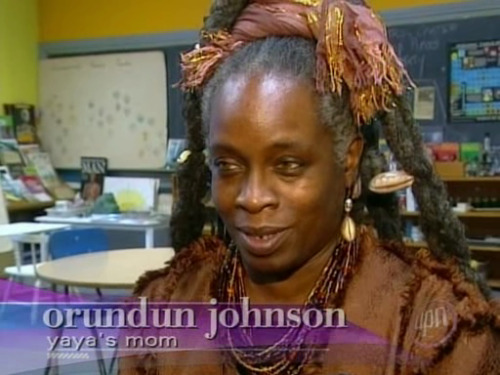 is that a clam in her hair? what an innovative way to carry around a snack. much respeito to yaya’s mom