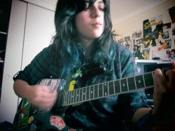 mandysauria-rawr:  Hola amo mi guitarra pq