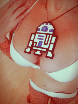 naomi-vonkreeps:  My 8-bit R2D2 necklace!