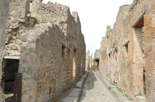 dancetaire: psynergy: elgin-marbles: coleytangerina: Some graffiti found in Pompeii’s ruins:&n