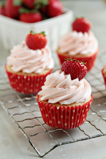 gastrogirl:  easy strawberry cupcakes with strawberry buttercream. 