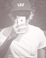 hhoran:  little niall things↳ sunglasses 