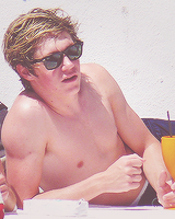 hhoran:  little niall things↳ sunglasses 