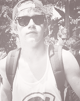 hhoran:  little niall things↳ sunglasses 