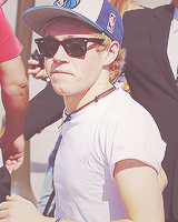 hhoran:  little niall things↳ sunglasses 