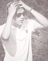 hhoran:  little niall things↳ sunglasses 