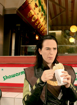 lyn-hargreaves:  gosuckmyscepter:  fahrlight:  I HATE SHAWARMA, I hate it…really! I do…mhmm….mhm…yummy…I mean -Eerksh! gross, what foul taste is that?! Peeew! Yes, I gonna burn this shop…maybe….later…yes. Hate it!  THIS IS BEYOND PERFECT!!!