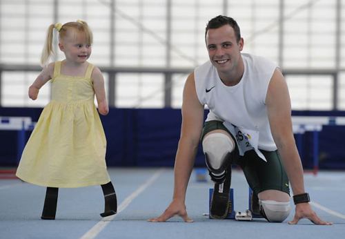 readyforsomefootball: Oscar Pistorius runs with 5-year-old Ellie May Challis. Images taken from here