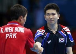 argonautic:  typette:  North Korean and South Korean table tennis