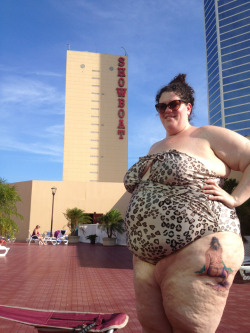 lazeeelayla:  shewhorollswithrolls:  shewhorollswithrolls:  My that building looks small  Aww I remember thissssss  that swimsuit is amazinggg 