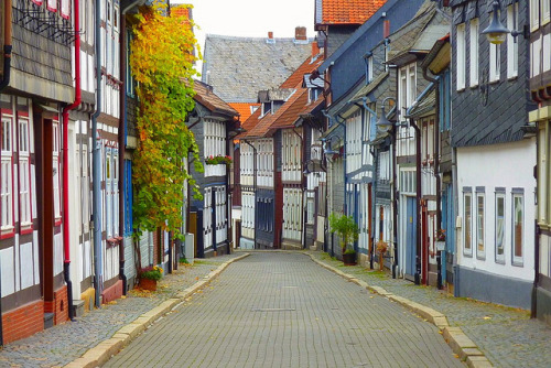 Picturesque street in Goslar, Lower Saxony, Germany (by Augen.Blicke).