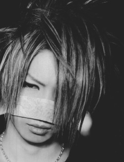 chousen-nezumi:   ✖ 27/50 pictures of Reita [ black &amp; white ] 