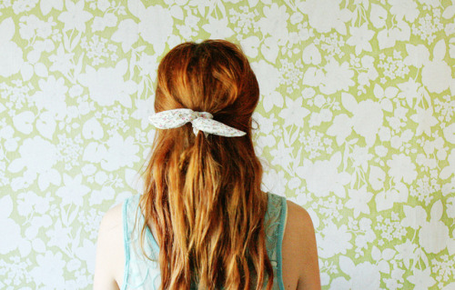 DIY Wire Bow Hair Tie from Skunkboy here. *First seen at Henry Happened here.