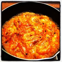 Habang nagtratrabaho, naisipang magluto - garlic buttered prawns #chefmode (Taken with Instagram)