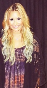 my-name-is-lovatic:  Um tumblr cheio de fotos do peitão da Demi † 