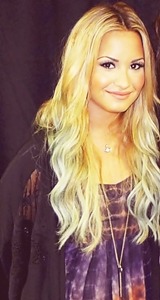 my-name-is-lovatic:  Um tumblr cheio de fotos do peitão da Demi † 