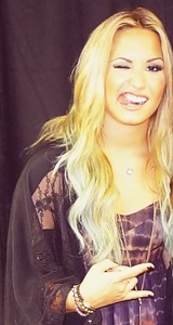 my-name-is-lovatic:  Um tumblr cheio de fotos do peitão da Demi † 