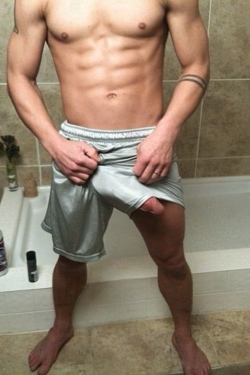 brobuddies69:  menwithbigsticks:  Holy shit!  If I had a cock like that, I would NEVER wear pants.   I think I know which porn star this is….heh heh