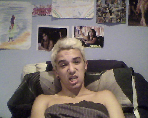 globalcunt:liter4llybeyonce:I just realized how far away my laptop has been from me all nightLife wi