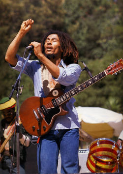 umbarzinho-umviolao:  luarasta:  Hoje é o aniversário do REI DO REGGAE, parabéns Bob! ♥   &lt;3 