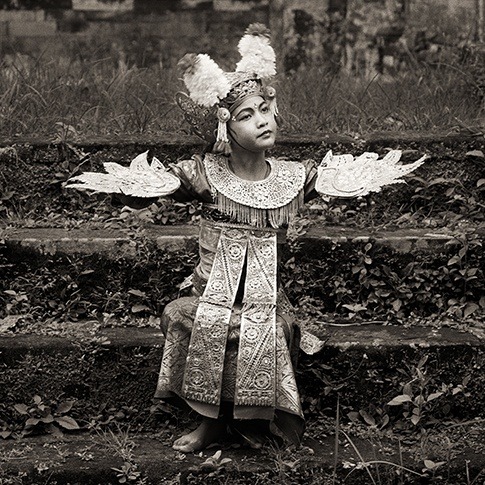 miamou:
“ ‘Young girl with wings’, Bali
Dana Gluckstein
”