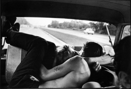 theniftyfifties:A couple necking in the backseat. New York, 1959. Photo by Bruce Davidson.