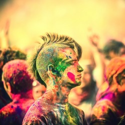 abcdefghijkatherine:  HOLI FESTIVAL♥ algún día quedaré así de linda, llena de colores:) 