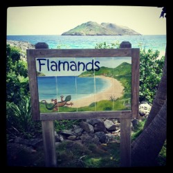 Durant mes Vacances à SaintBarth, Panneau annonçant la plage des Flamands. Plage sympa assez étendu, il y a pas d'ombre à par un cocotier! Elle elle longé par des villas et un Hôtel &ldquo;île de France&rdquo;.  Flamands (Pris avec Instagram)