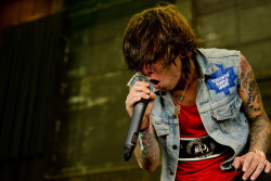 fuckyouallandallyouown:  ambressweetinsanity:  Breathe Carolina @ Vans Warped Tour by ConcertTour on Flickr.  (via imgTumble)