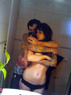 straight-couples-in-the-mirror:  hot couple