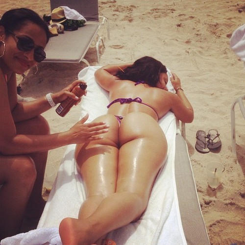 snowman-que:  Good &amp; Plenty – She looks Good and she has Plenty of Azz