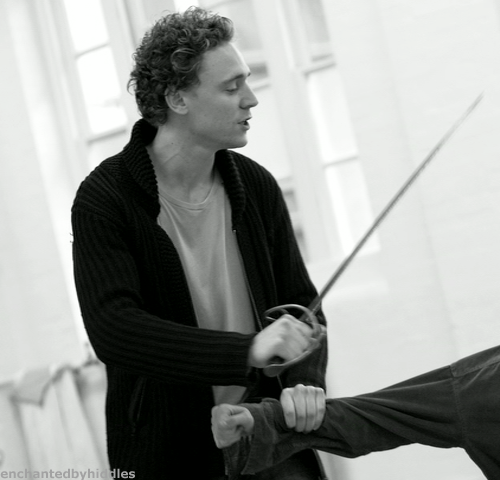 Том Хиддлстон спектакль Отелло. Tom Hiddleston with curly hair.