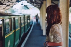 Acho tão estranho como todos os meus caminhos são direcionados a você, por mais que eu fuja, por mais que eu procure outros corpos, outras pessoas, outros cheiros, outros trejeitos, outros olhares e até mesmo outros sorrisos, por mais que eu procure,