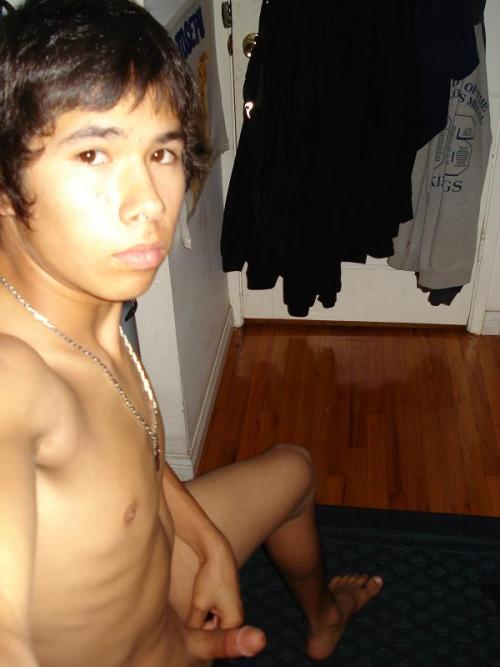 latinbaroque:  chupapollasmzlo:  Delicioso  Latino chinito 