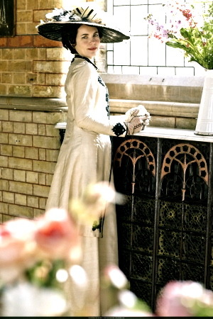 the-garden-of-delights:Elizabeth McGovern as Lady Cora in Downton Abbey (2010).