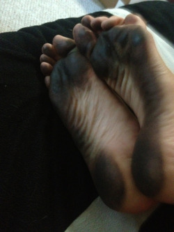 erinsfetish:  I’ve been walking outside all day, my big feet are SO dirty!!!