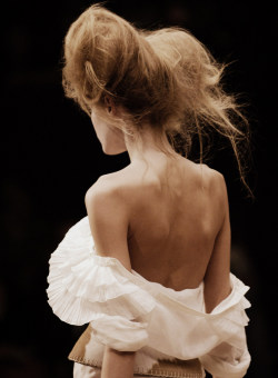 voguelovesme:  Snejana Onopka at Alexander McQueen S/S 2007