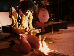 k-akarott:  Jimi Hendrix Sets Guitar On