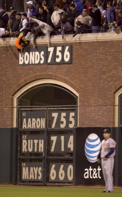 BACK IN THE DAY |8/7/07| Barry Bonds breaks Hank Aaron’s record by hitting his 756th home run.